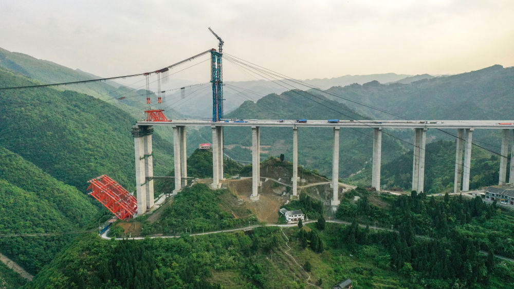 贵州仁遵高速大发渠特大桥建设进展顺利
